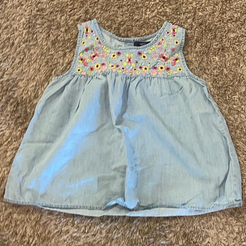 Barely worn stitched top, in excellent condition, beautiful flowers!